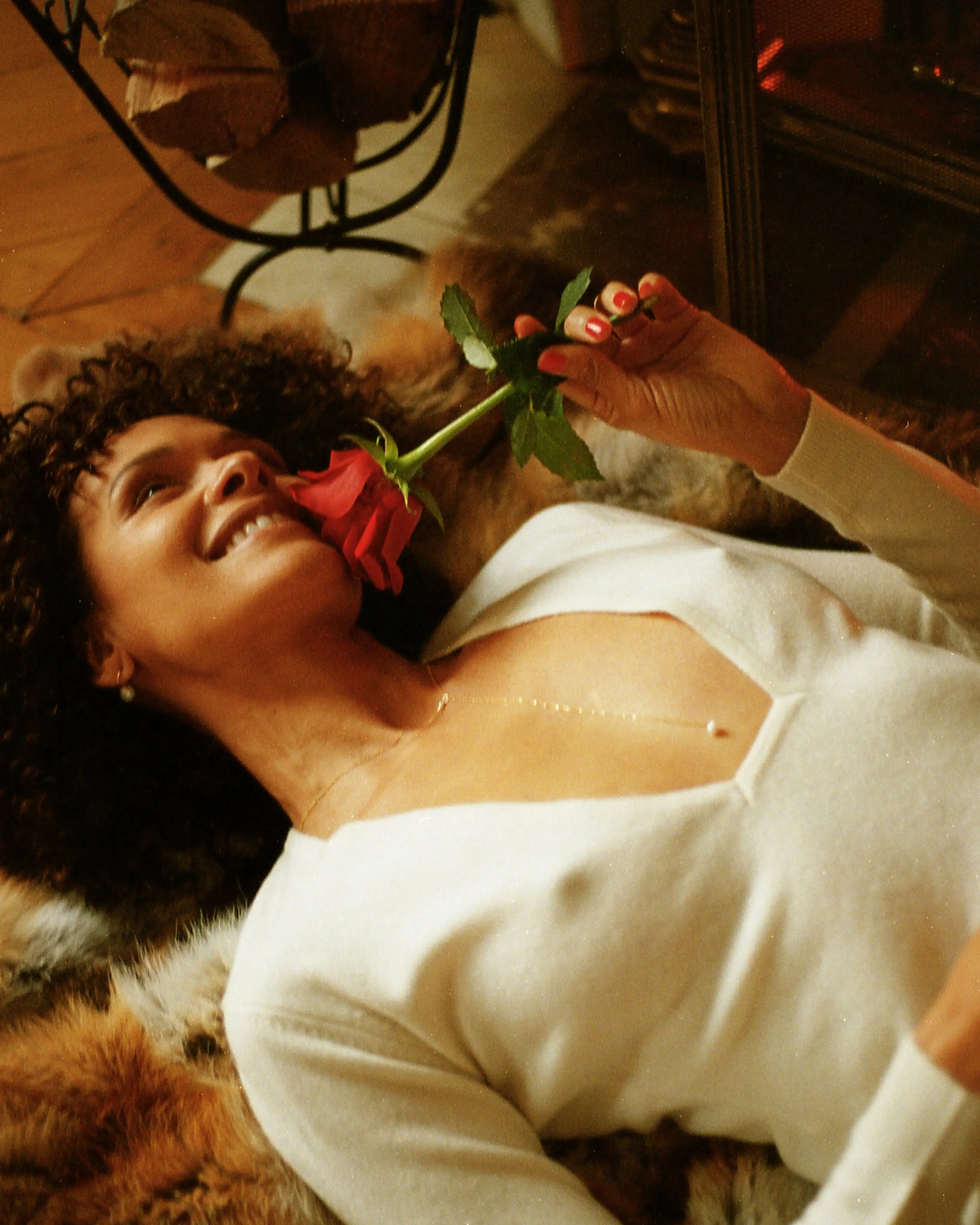 RAEV Paris - Sculpted Temptation - Ivory -  Cashmere and Wool Knitwear for Woman - Flat V-Neck - Deep Decollete - Red Rose